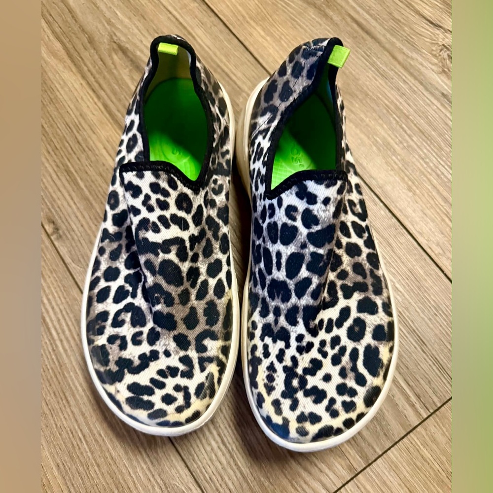 OOFOS Slip-On Sneakers in Black & White Leopard Print